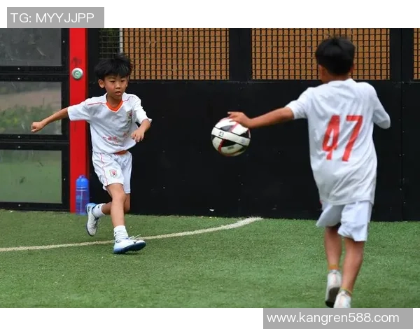 爱情公寓里的足球明星与爱情故事交织的青春岁月与梦想追逐